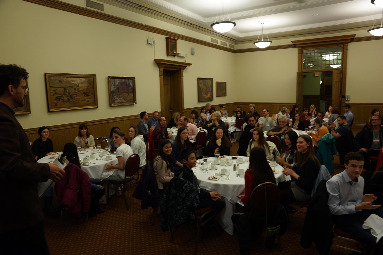 Nos 24 finalistes, leurs enseignants et des poètes de tout le Canada sont rassemblés pour un souper le premier soir de la grande finale Les voix de la poésie 2018.