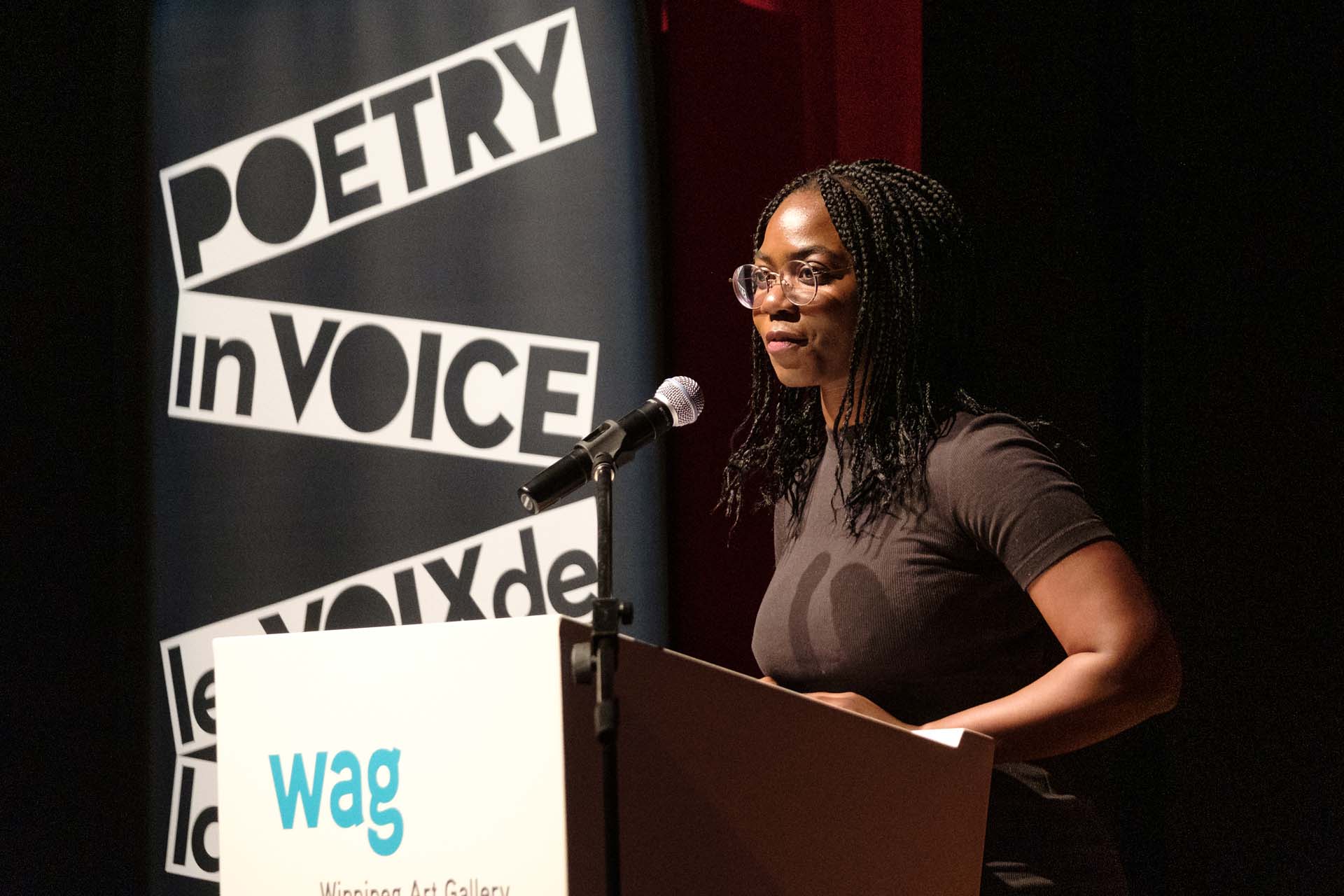 La poète Chimwemwe Undi rend hommage à la poésie de Cecily Nicholson en lisant un extrait du recueil qui lui a mérité le Prix du Gouverneur général 2019 en poésie, <em>Wayside Sang</em>.
