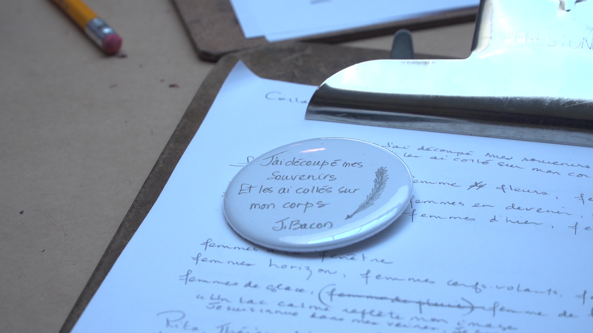 An excerpt of a poem by Joséphine Bacon on a button.