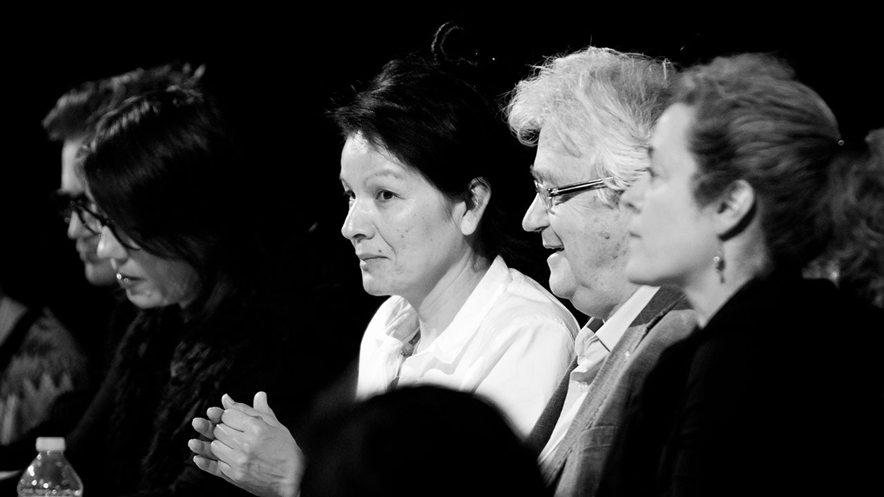 Le jury de la section française applaudit à la fin du deuxième tour (de g. à dr. : Rita Mestokosho, Pierre Nepveu, Jeanne Painchaud).