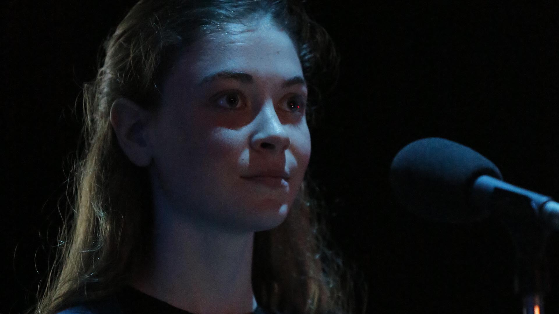 Charlotte Benoit de l'École internationale de Montréal se prépare avant de réciter dans la section française du concours.
